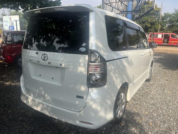 Toyota Voxy 2012 White photo 9