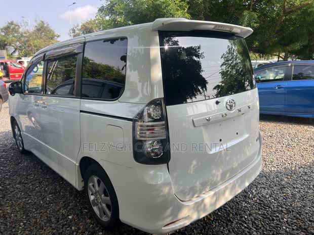 Toyota Voxy 2012 White photo 8
