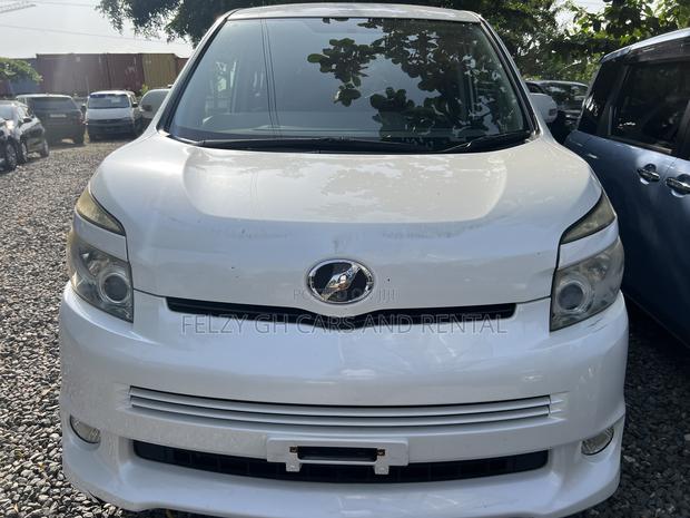 Toyota Voxy 2012 White photo 11