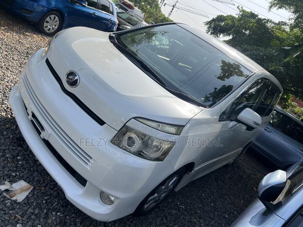 Toyota Voxy 2012 White photo 10