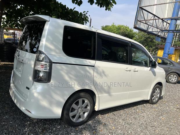 Toyota Voxy 2012 White photo 2