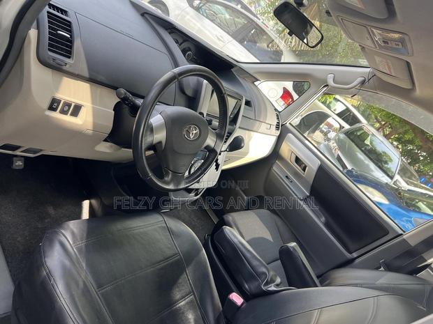 Toyota Voxy 2012 White photo 4