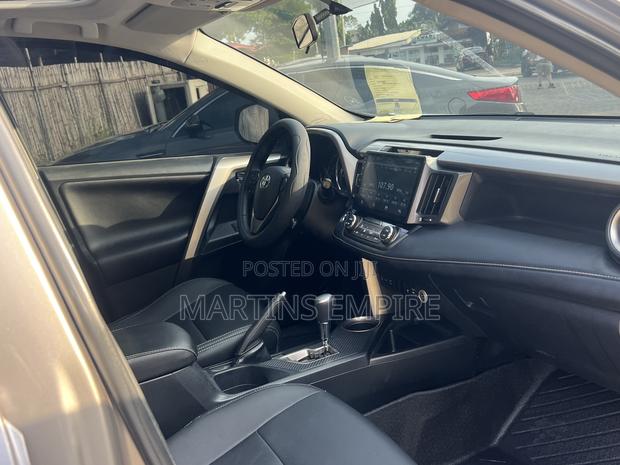 Toyota RAV4 XLE 4dr SUV AWD (2.5L 4cyl 6A) 2015 Gray