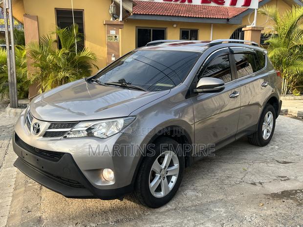 Toyota RAV4 XLE 4dr SUV AWD (2.5L 4cyl 6A) 2015 Gray