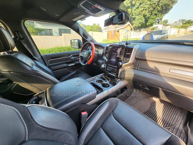 RAM 1500 Laramie Crew Cab 4WD 6.3 ft SB 2023 Gray