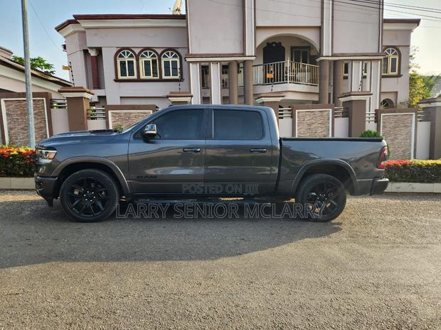 RAM 1500 Laramie Crew Cab 4WD 6.3 ft SB 2023 Gray