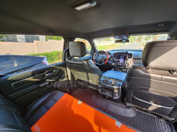 RAM 1500 Laramie Crew Cab 4WD 6.3 ft SB 2023 Gray