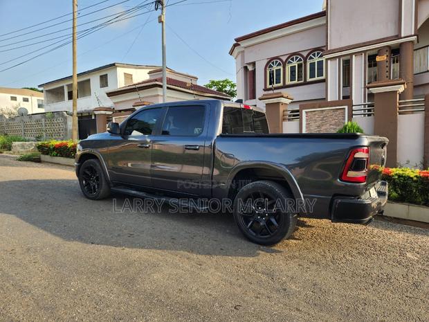 RAM 1500 Laramie Crew Cab 4WD 6.3 ft SB 2023 Gray