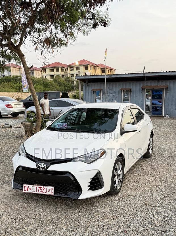 Toyota Corolla SE (1.8L 4cyl 2A) 2018 White