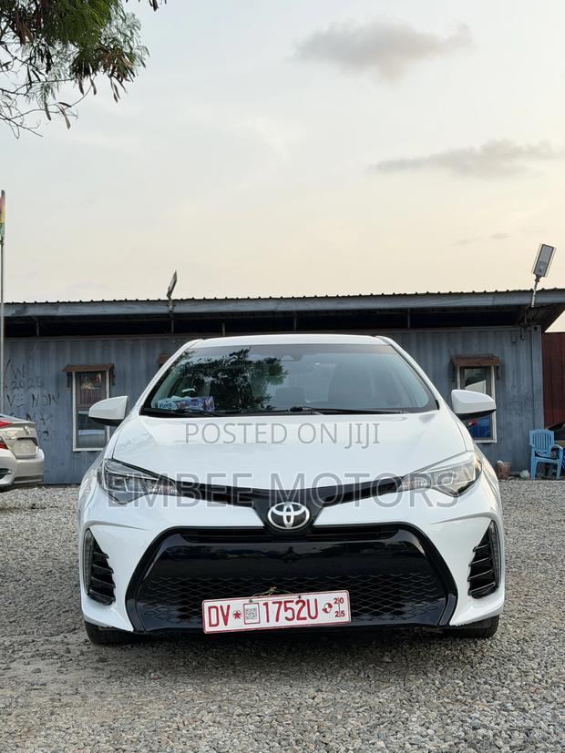 Toyota Corolla SE (1.8L 4cyl 2A) 2018 White