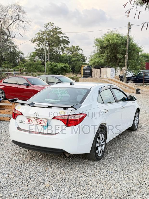 Toyota Corolla SE (1.8L 4cyl 2A) 2018 White