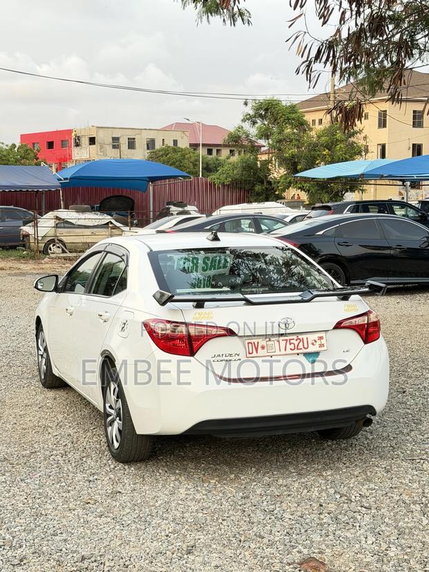 Toyota Corolla SE (1.8L 4cyl 2A) 2018 White