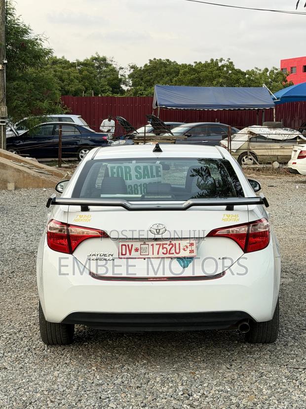 Toyota Corolla SE (1.8L 4cyl 2A) 2018 White