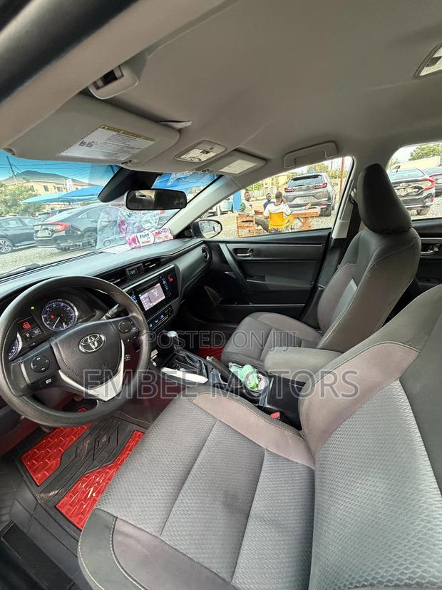 Toyota Corolla SE (1.8L 4cyl 2A) 2018 White