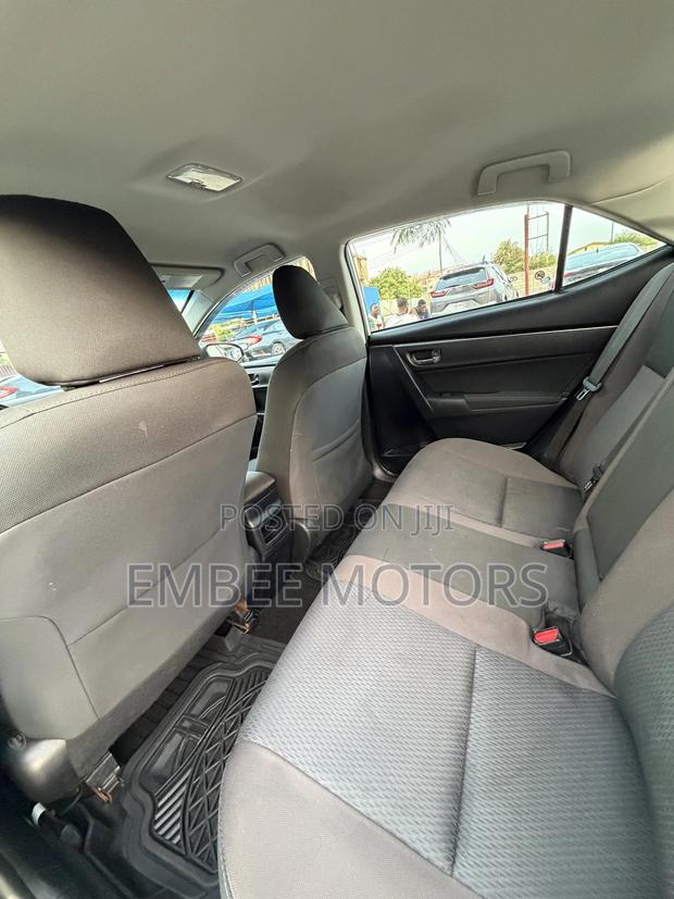 Toyota Corolla SE (1.8L 4cyl 2A) 2018 White