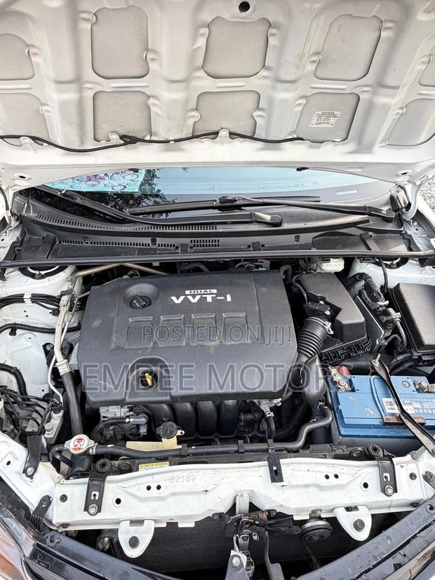 Toyota Corolla SE (1.8L 4cyl 2A) 2018 White