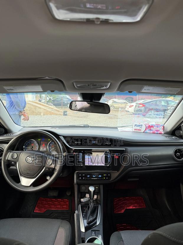 Toyota Corolla SE (1.8L 4cyl 2A) 2018 White