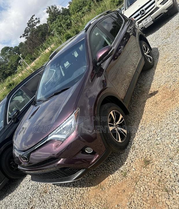 Toyota RAV4 XLE 4dr SUV AWD (2.5L 4cyl 6A) 2018 Red