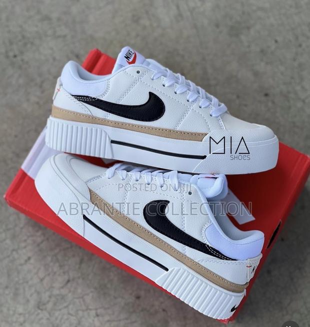 Nike Court Legacy Lift Sneakers · Photo 3