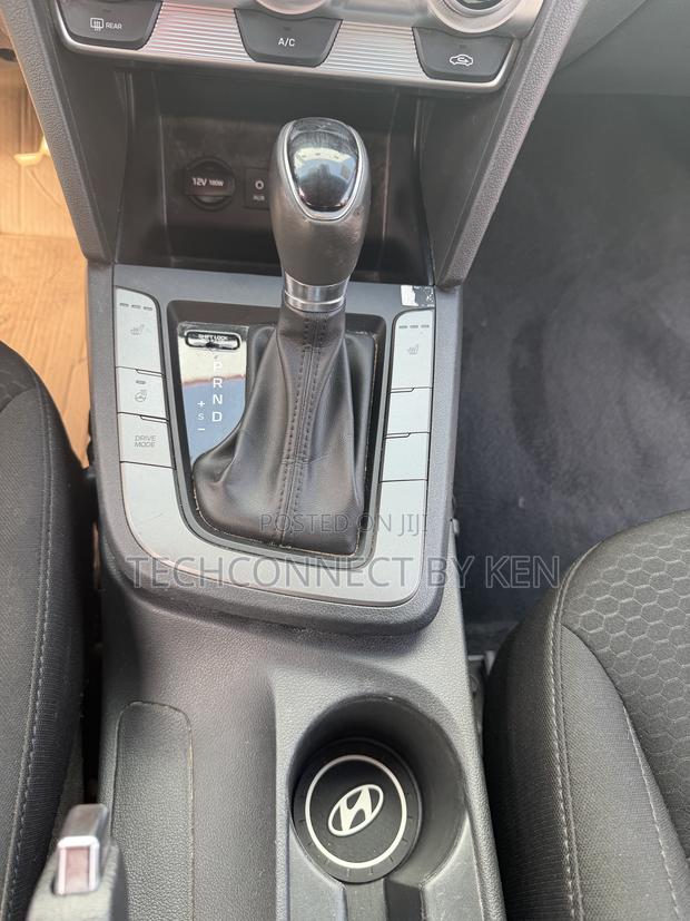 Hyundai Elantra SE 2019 Black photo 11