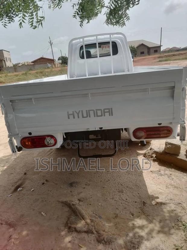Hyundai H1 2015 White · Photo 2