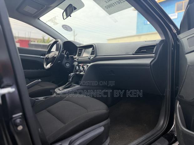Hyundai Elantra SE 2019 Black photo 5