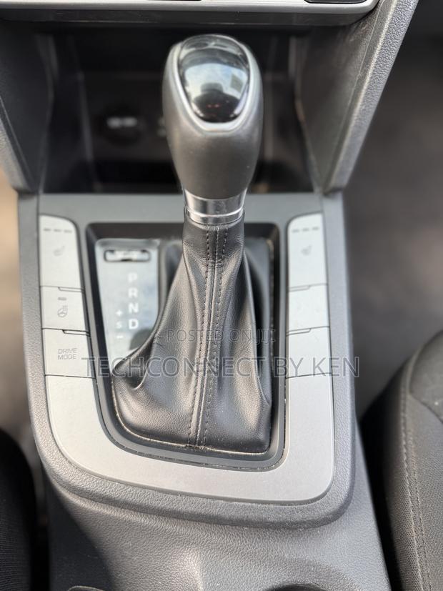 Hyundai Elantra SE 2019 Black photo 8