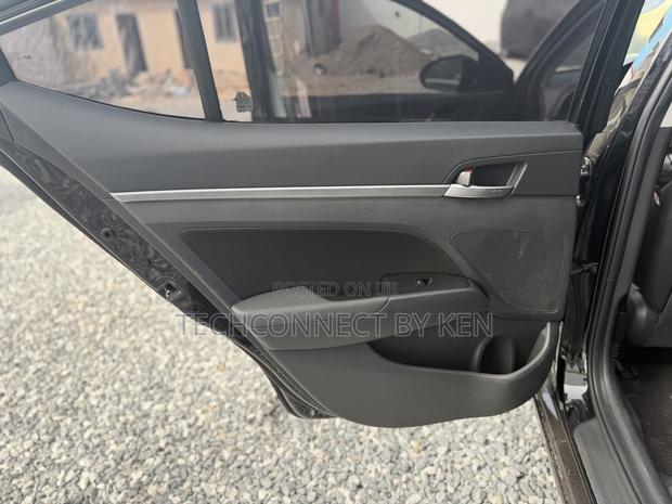 Hyundai Elantra SE 2019 Black photo 11