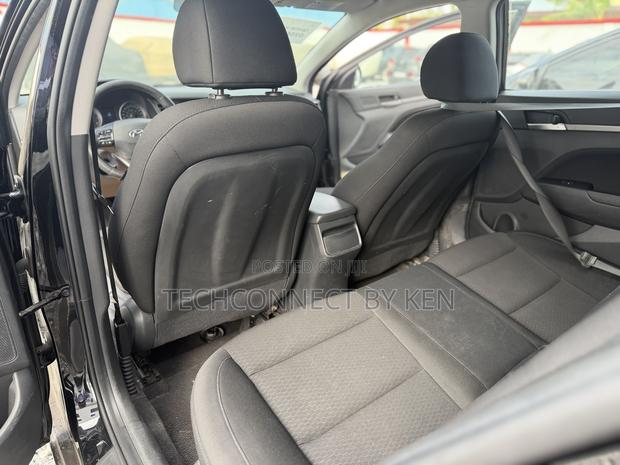 Hyundai Elantra SE 2019 Black photo 9