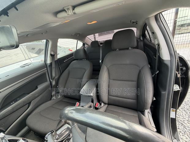 Hyundai Elantra SE 2019 Black photo 16