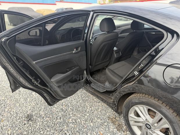 Hyundai Elantra SE 2019 Black photo 14