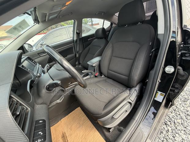 Hyundai Elantra SE 2019 Black photo 18