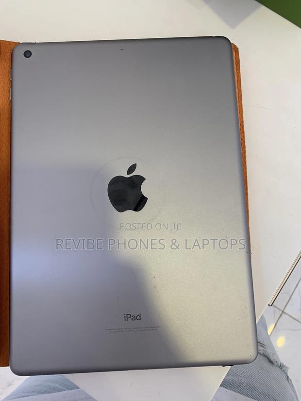 New Apple iPad Wi-Fi 32 GB Silver photo 2