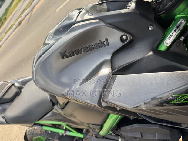 Kawasaki Z900 2023 Black photo 7