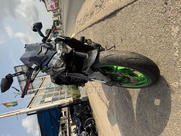 Kawasaki Z900 2023 Black photo 5