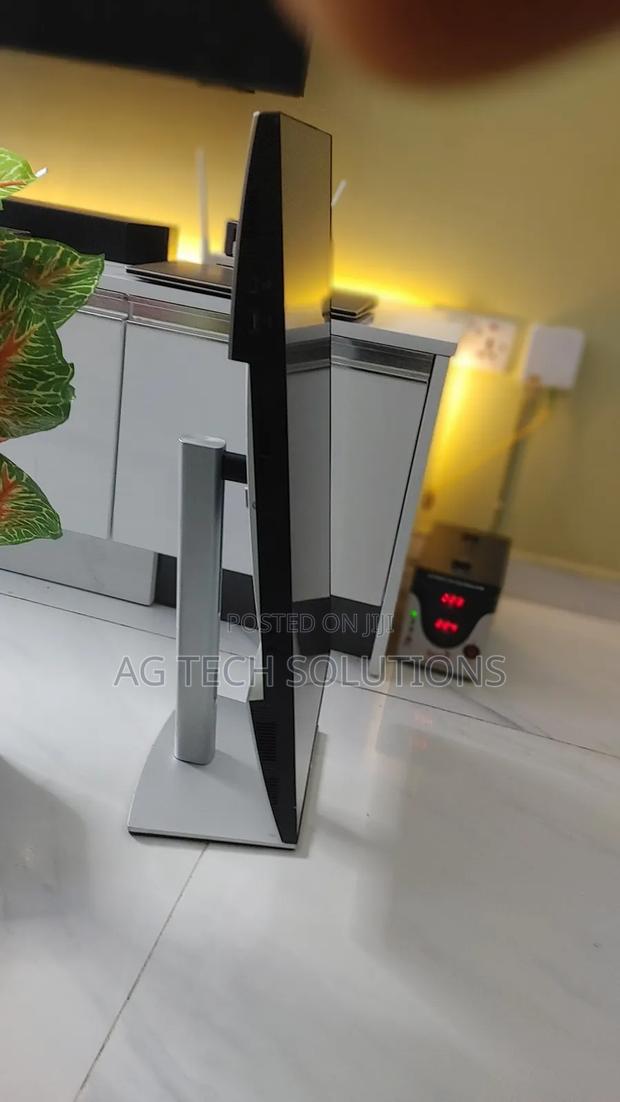 Dell Ultrasharp 27 Inches Edgeless Monitor photo 2