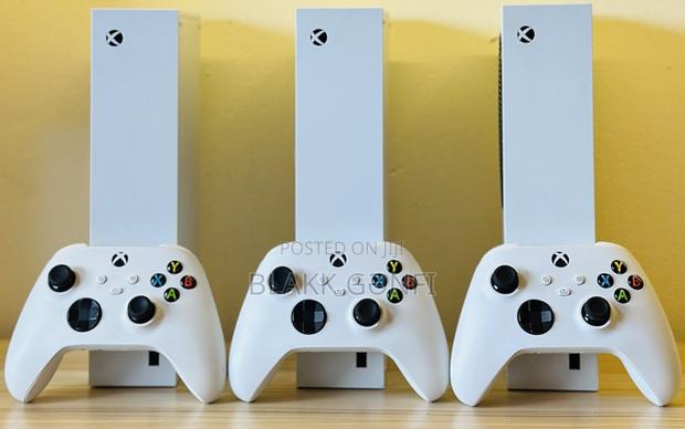 Xbox Series S Consoles + 1 Controller photo 2