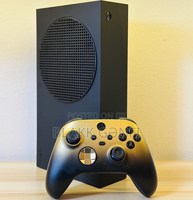 Xbox Series S 1tb + Shadow Gold Controller · Photo 3