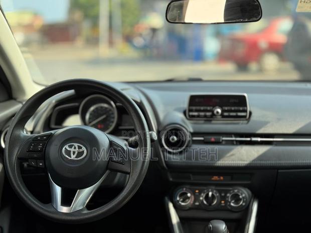 Toyota Yaris 2016 Blue