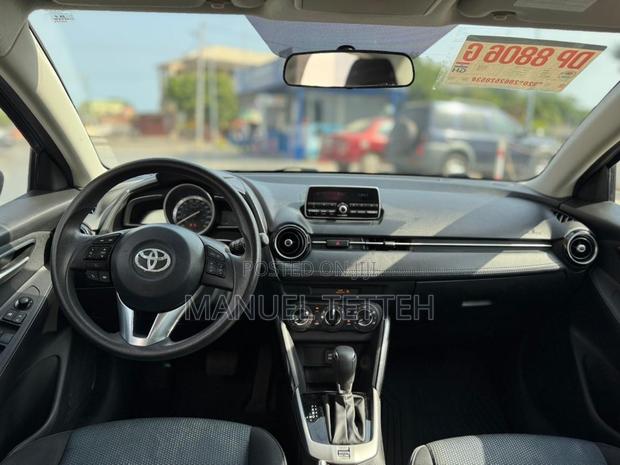 Toyota Yaris 2016 Blue