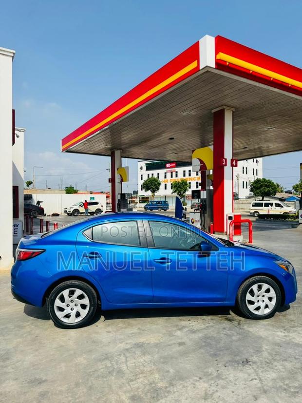 Toyota Yaris 2016 Blue