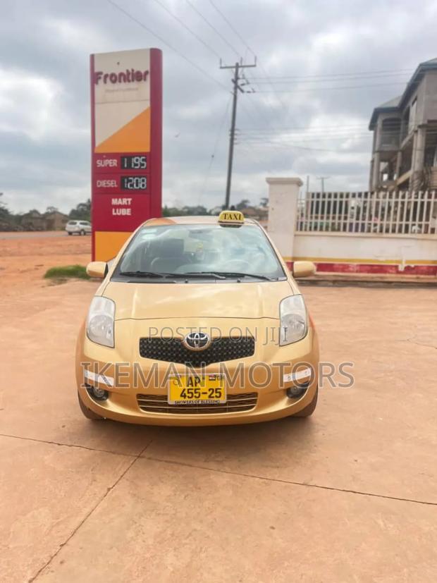 Toyota Yaris Base Hatchback 5dr 2010 Gold