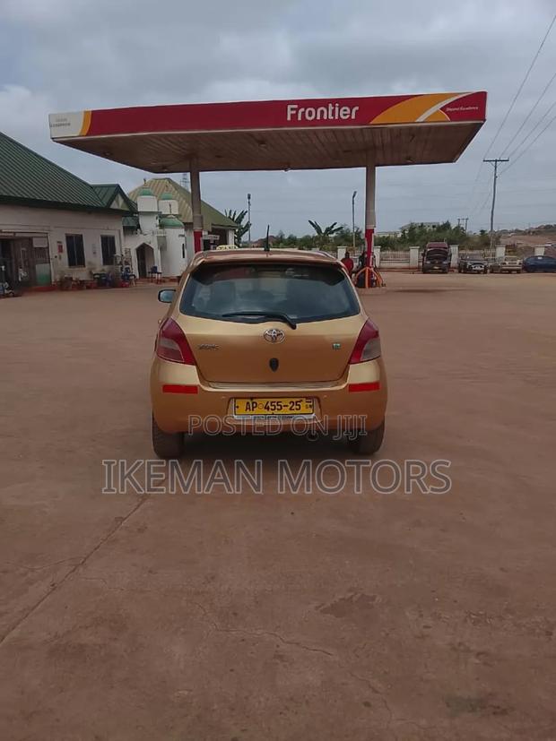 Toyota Yaris Base Hatchback 5dr 2010 Gold