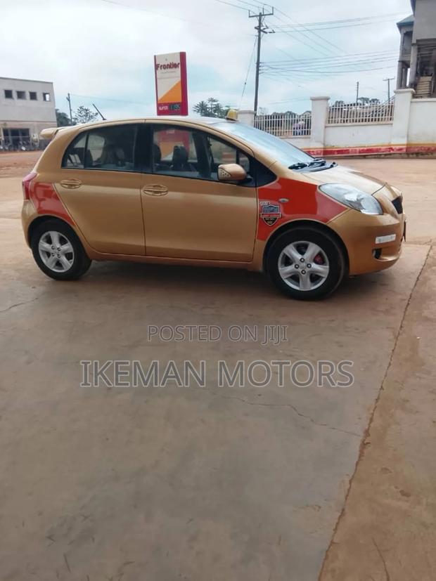 Toyota Yaris Base Hatchback 5dr 2010 Gold