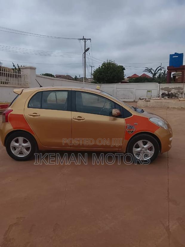 Toyota Yaris Base Hatchback 5dr 2010 Gold