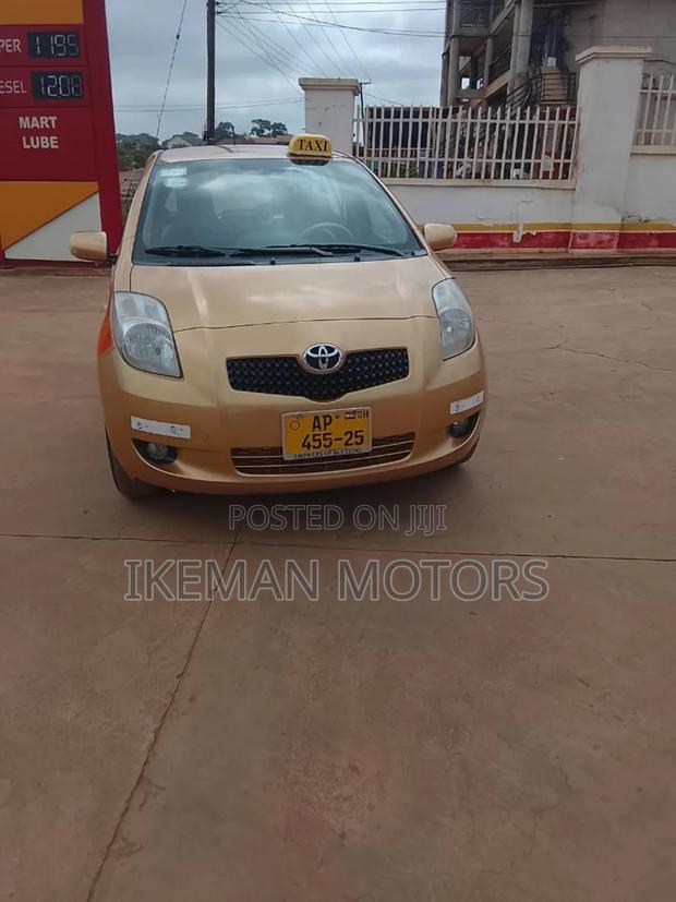 Toyota Yaris Base Hatchback 5dr 2010 Gold