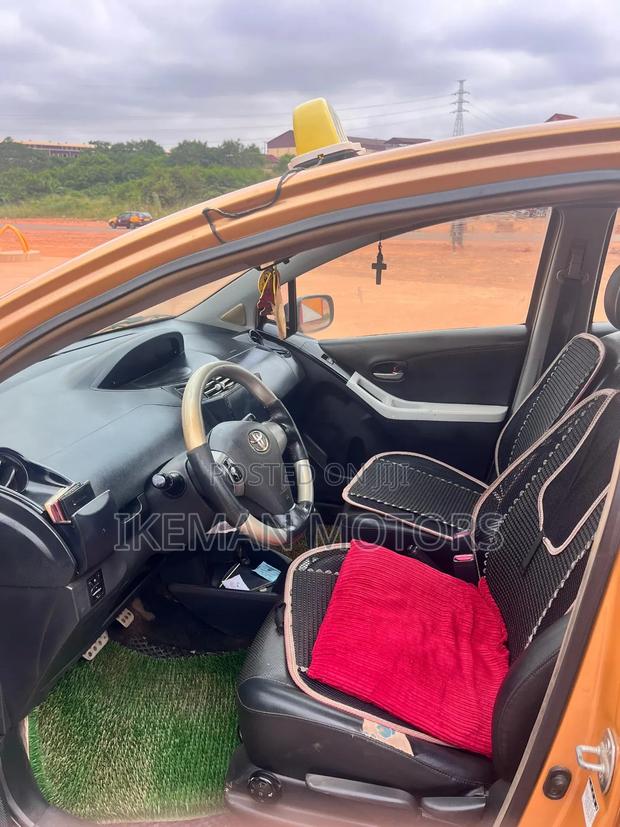 Toyota Yaris Base Hatchback 5dr 2010 Gold