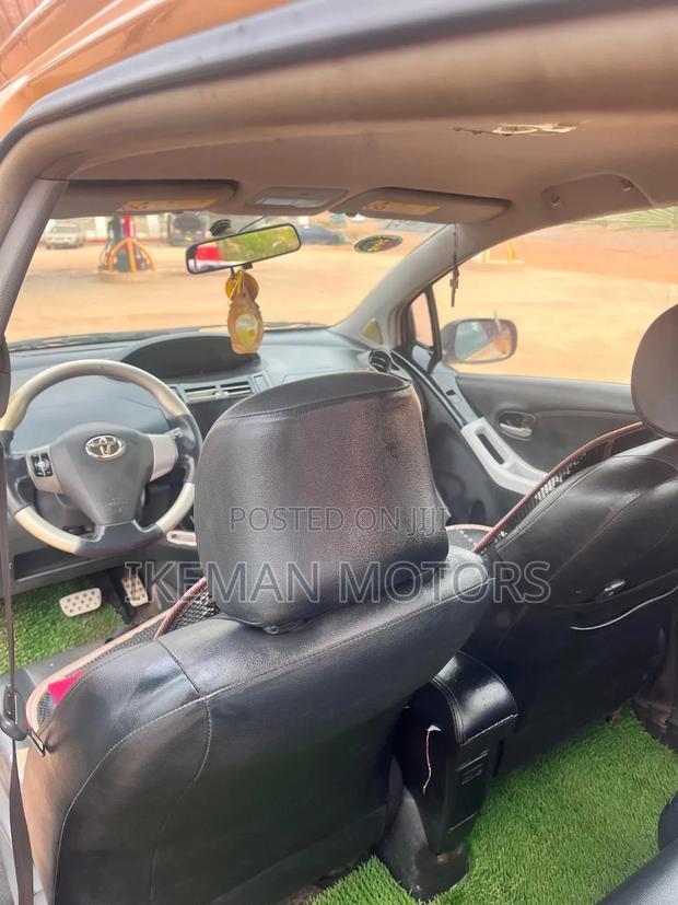 Toyota Yaris Base Hatchback 5dr 2010 Gold