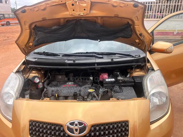 Toyota Yaris Base Hatchback 5dr 2010 Gold