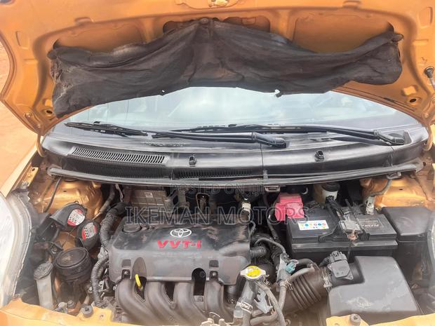 Toyota Yaris Base Hatchback 5dr 2010 Gold